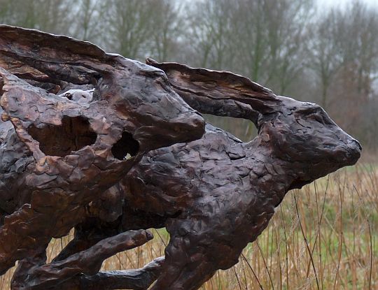 Rapido-haastig is een bronzen beeld van drie rennende hazen.| bronzen beelden en tuinbeelden van Jeanette Jansen |